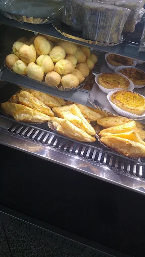 Vitrine com pães de queijo e folhados assados da Pão & Cia Gourmet