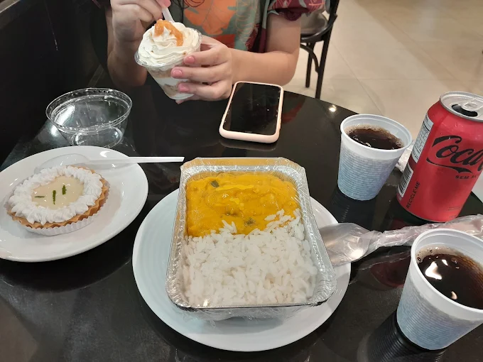 Prato executivo com arroz, frango e sobremesa servido na Pão & Cia Gourmet