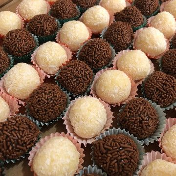 Bandeja com brigadeiros e beijinhos em forminhas