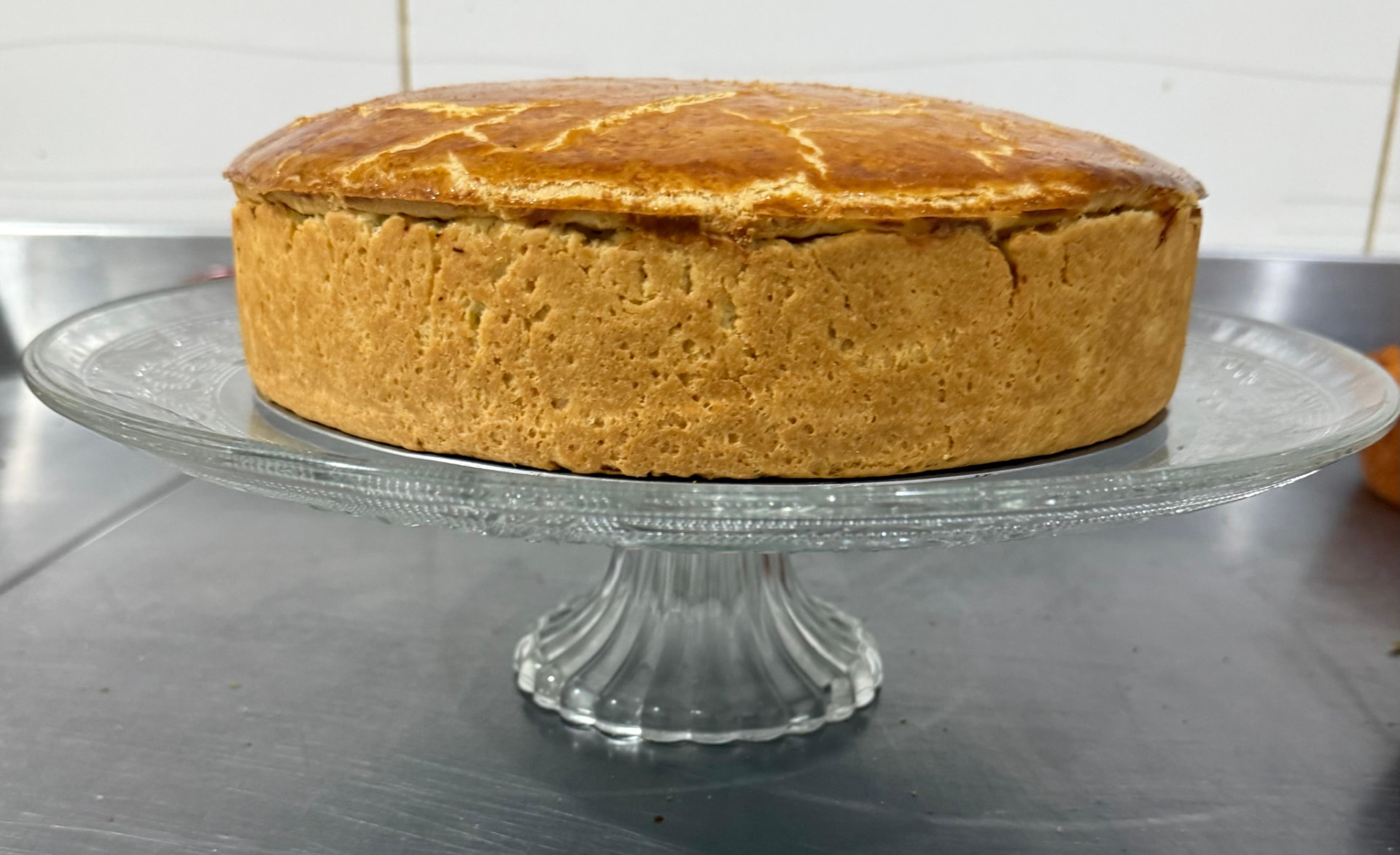 Empadão de frango de 23 cm inteiro sobre boleira de vidro