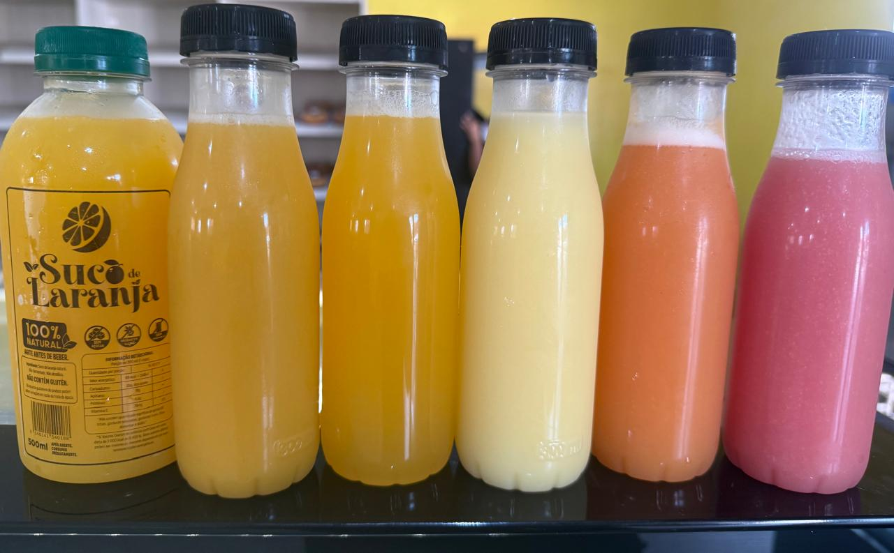 Garrafas de sucos naturais de laranja, abacaxi, acerola e morango