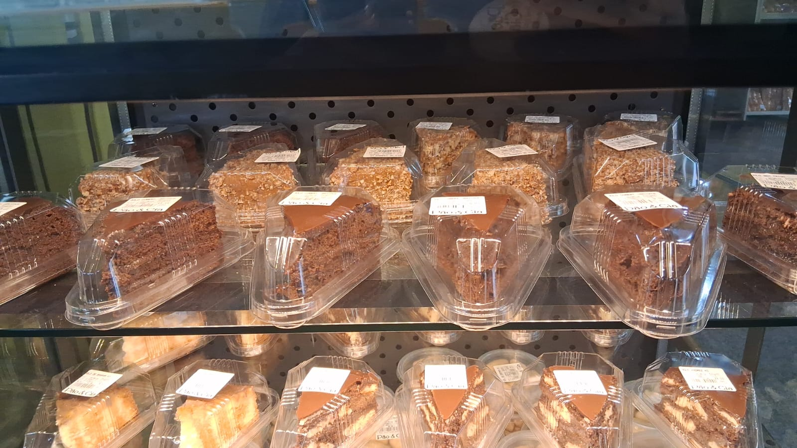 Fatias de bolo embaladas na vitrine da Pão & Cia Gourmet