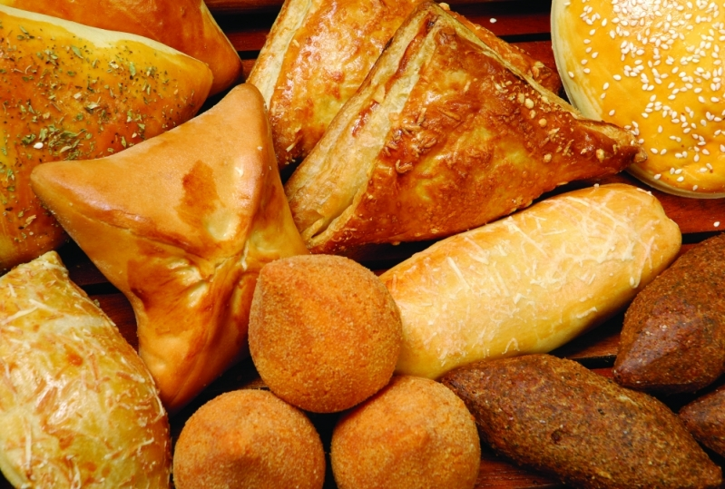 Esfihas, coxinhas, kibes e enroladinhos dourados fresquinhos
