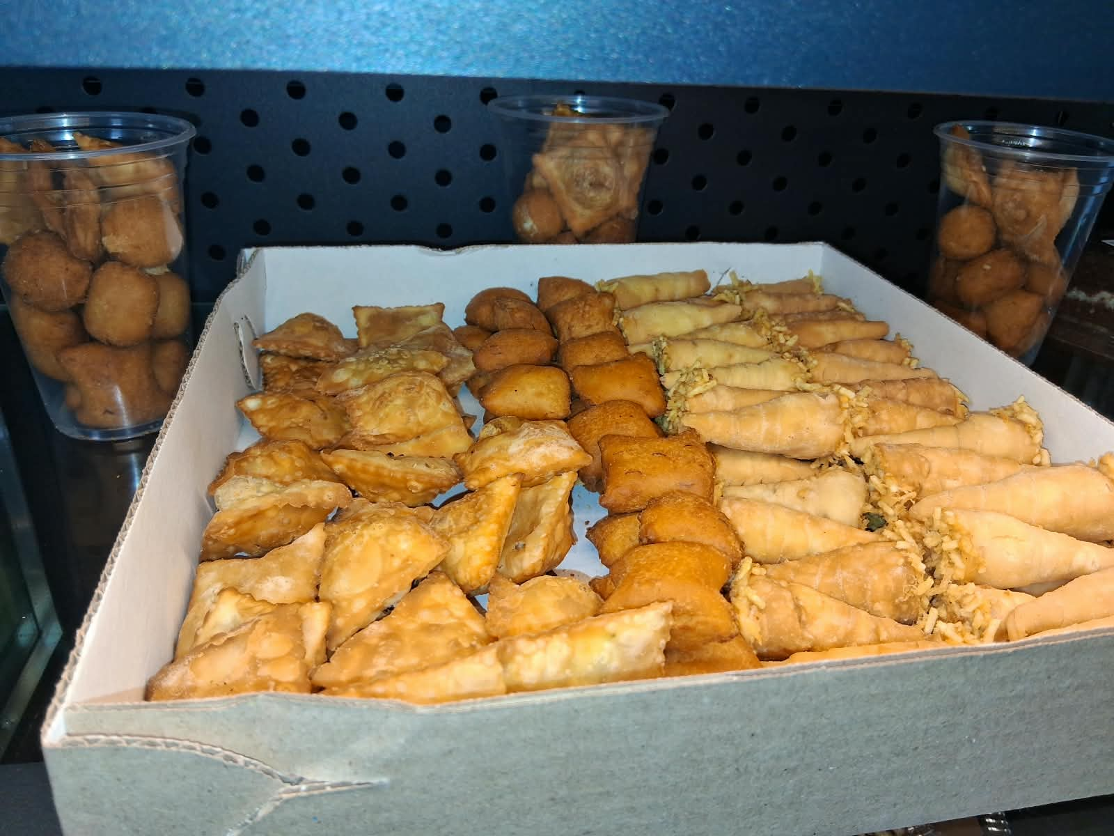 Caixa com cento de salgados fritos variados