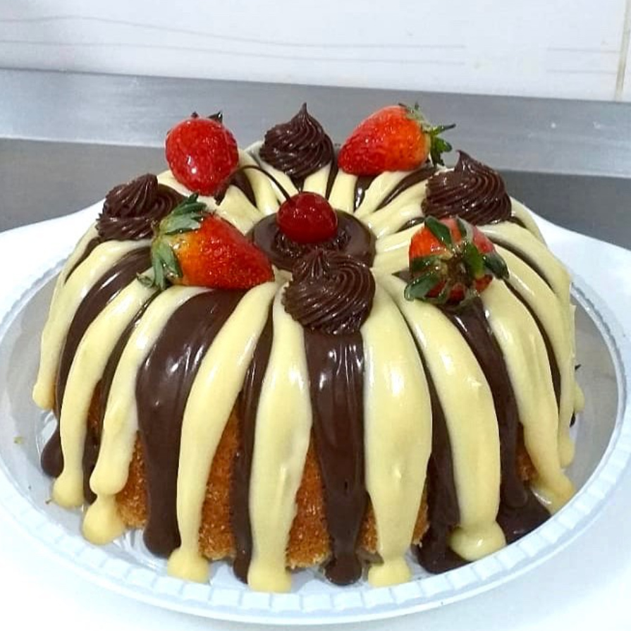 Bolo decorado com calda de chocolate, creme e morangos feito sob encomenda