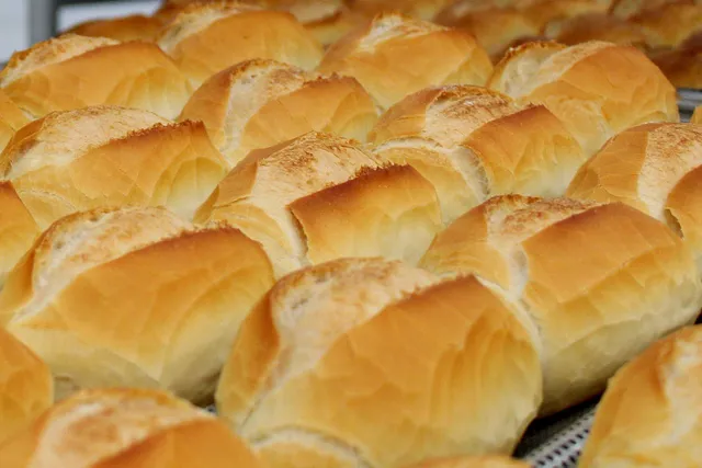 Pão francês fresquinho dourado da padaria da Pão & Cia Gourmet