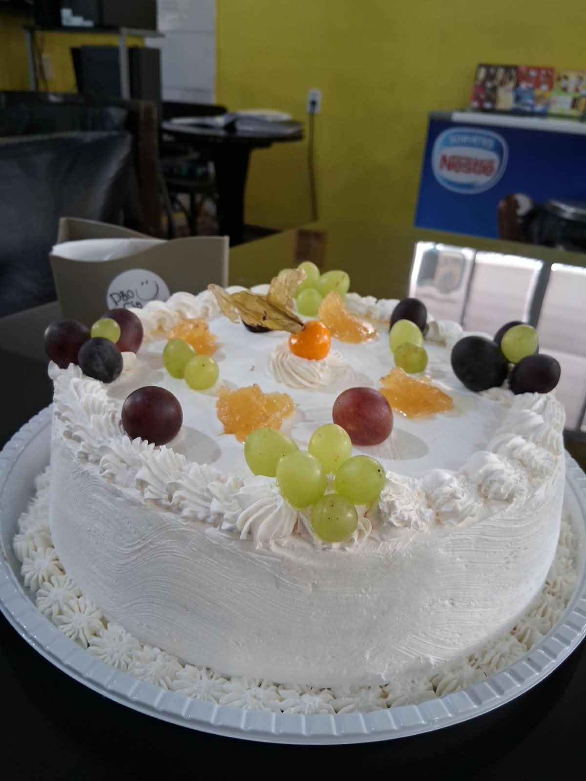 Torta de frutas com chantilly e frutas frescas feita sob encomenda