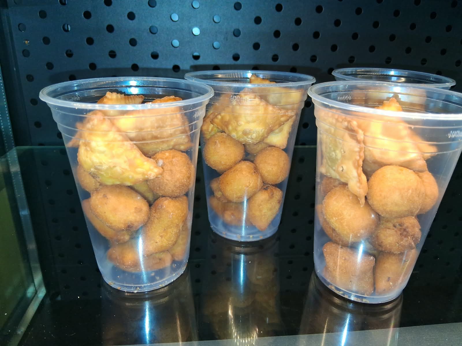 Copos com porções de salgadinhos fritos