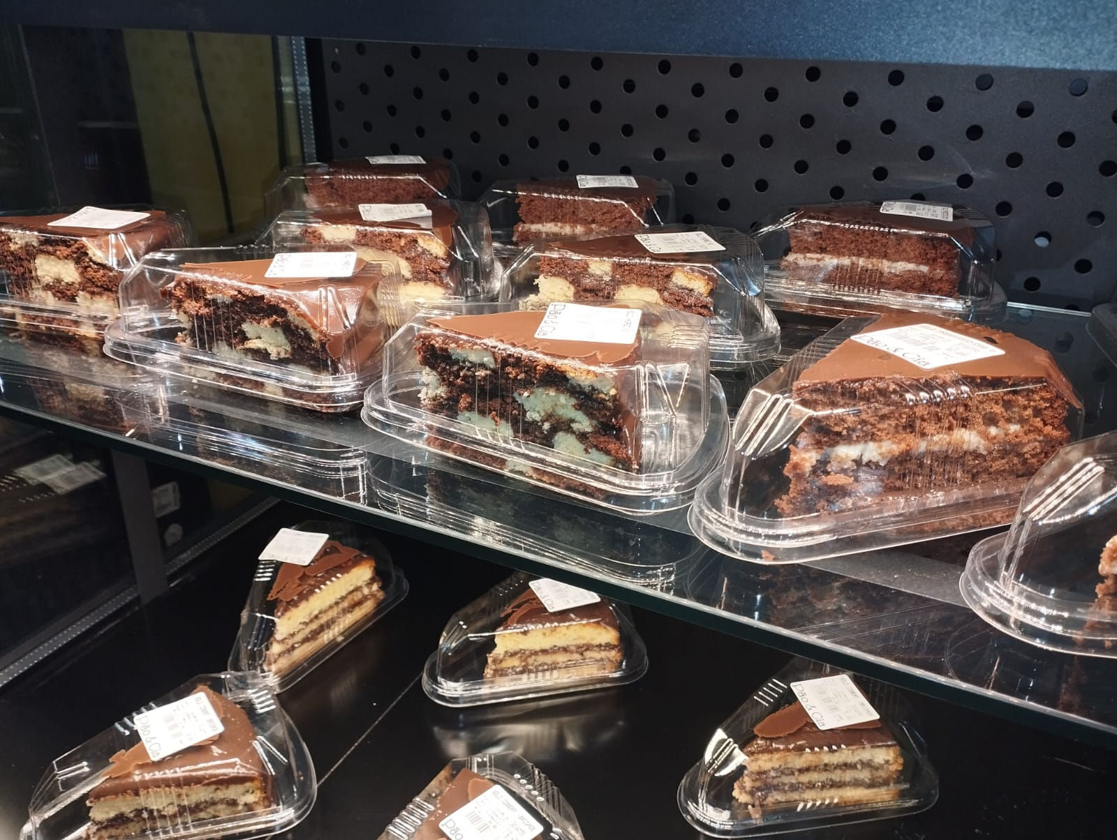 Fatias de bolo de chocolate na vitrine da Pão & Cia Gourmet