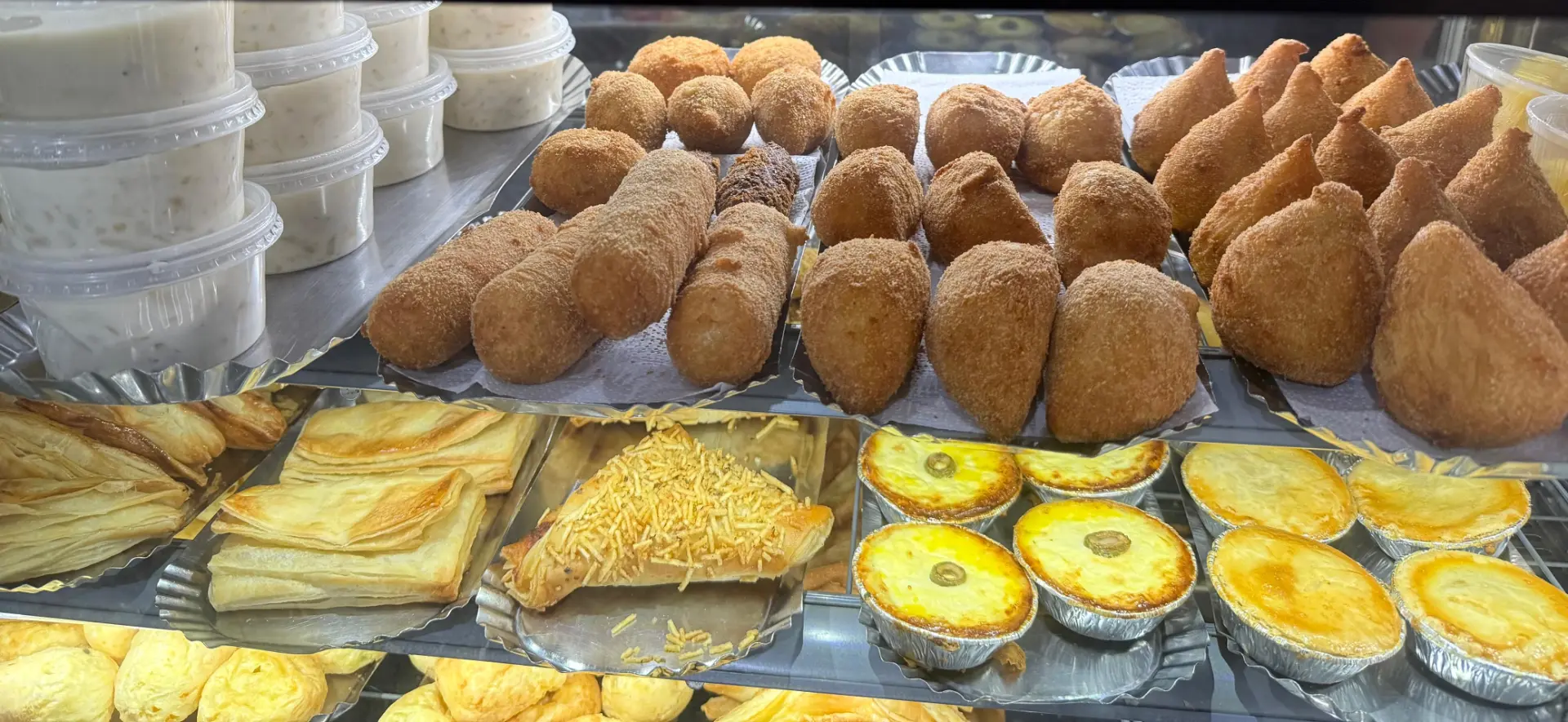 Vitrine com coxinhas, kibes, bolinhos, folhados e empadas fresquinhos