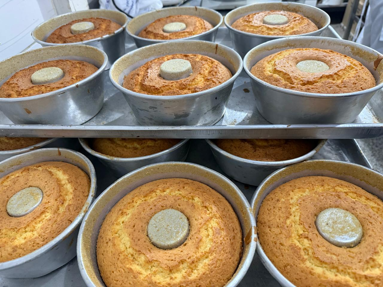 Bolos caseiros recém-assados nas formas na padaria