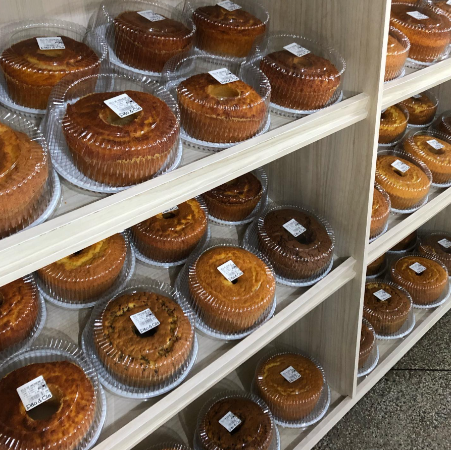 Prateleira com bolos caseiros embalados da Pão & Cia Gourmet