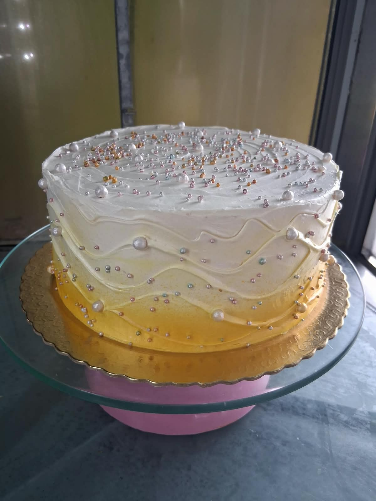 Bolo degradê amarelo com pérolas e confeitos