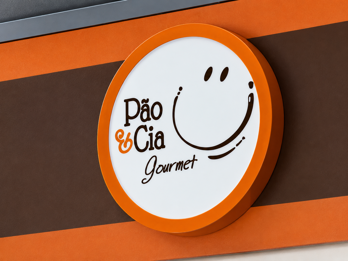 Letreiro luminoso com a logo da Pão & Cia Gourmet na fachada