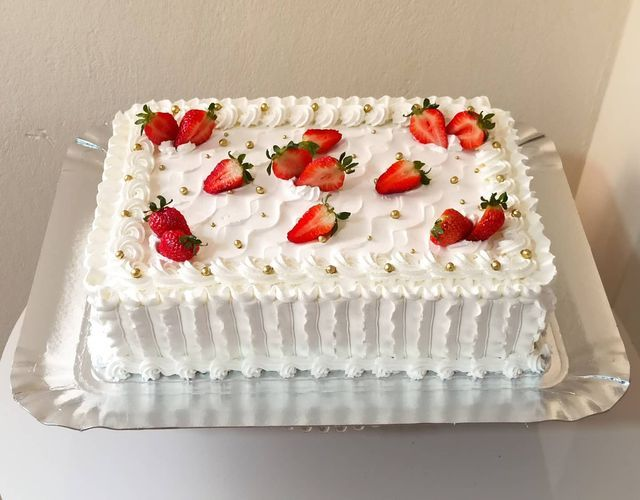 Torta retangular com chantilly branco e morangos frescos