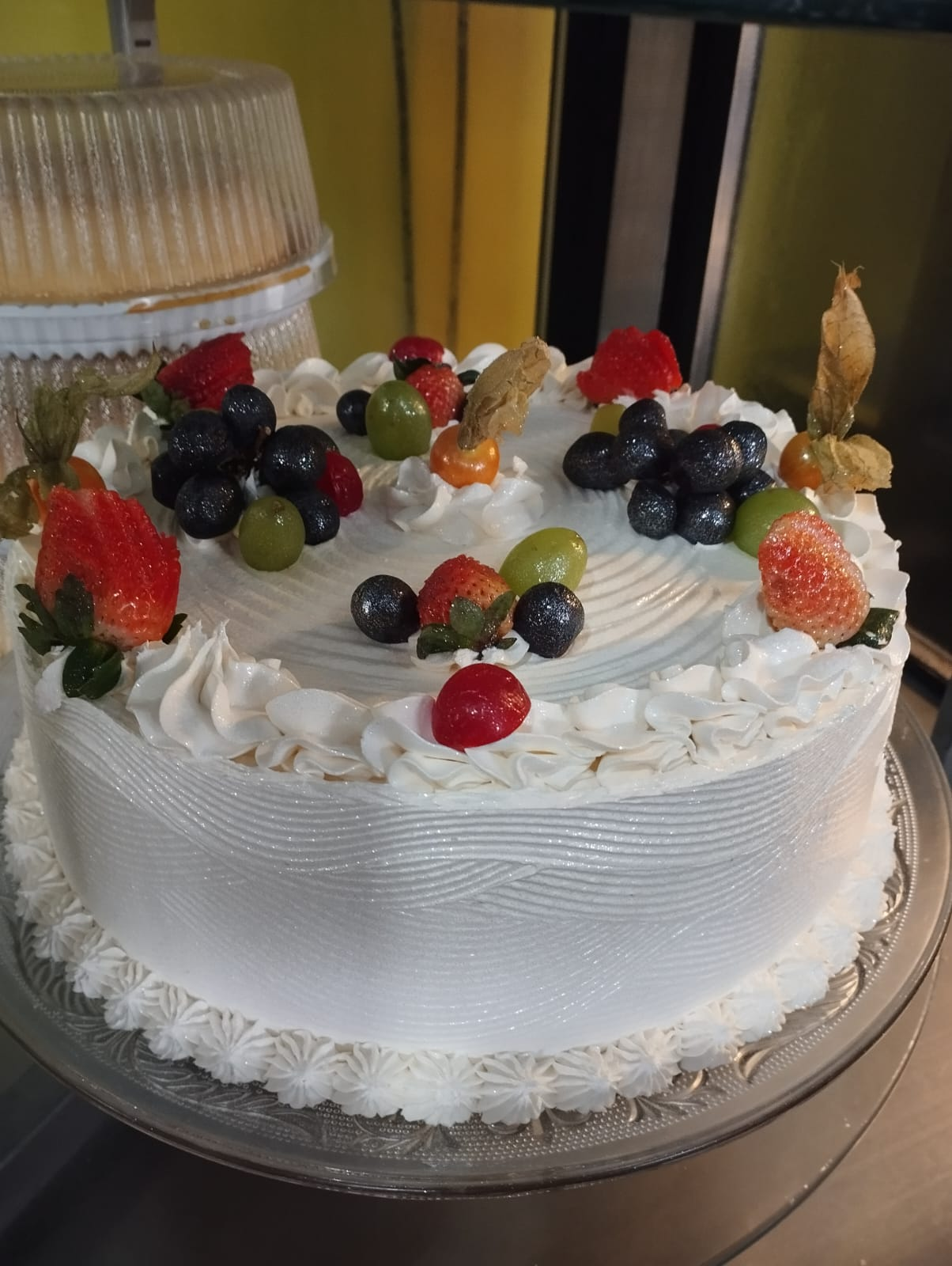 Torta redonda com chantilly e frutas frescas por cima