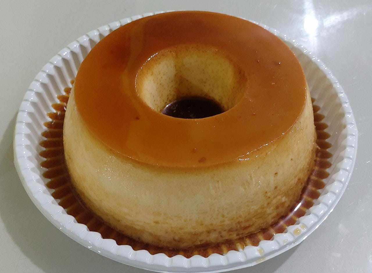 Pudim de leite com calda de caramelo escorrendo