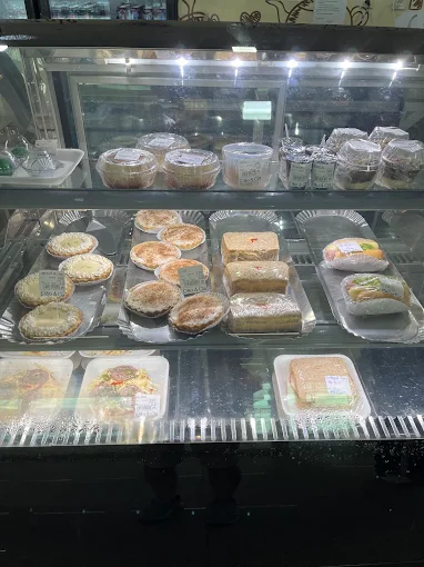Vitrine refrigerada com tortas, bolos e doces da Pão & Cia Gourmet