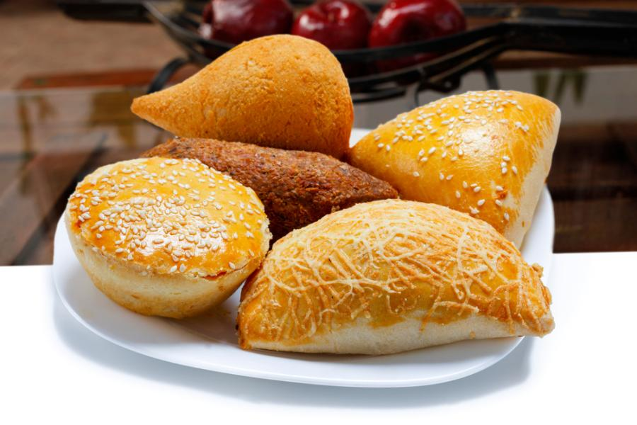 Prato com salgadinhos: coxinha, kibe, esfiha, empada e enroladinho